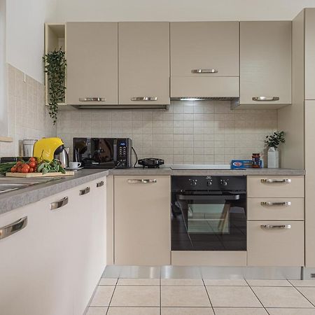 Hygge Family Apartment - One Step Away From The Lake!!! Сирмионе Экстерьер фото