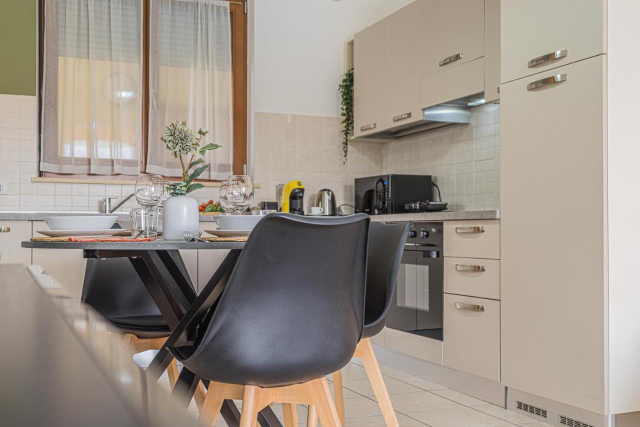 Hygge Family Apartment - One Step Away From The Lake!!! Сирмионе Экстерьер фото