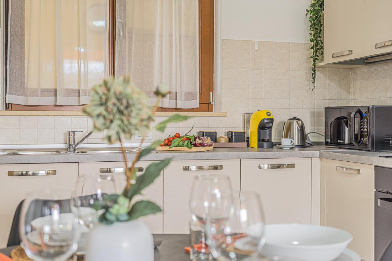 Hygge Family Apartment - One Step Away From The Lake!!! Сирмионе Экстерьер фото